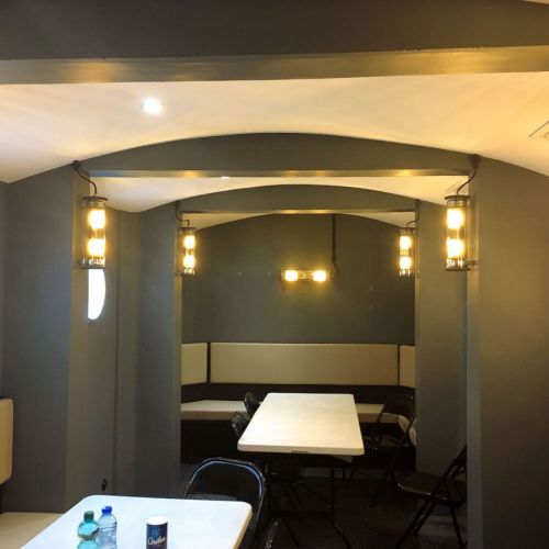 Plafond acoustique en voute.