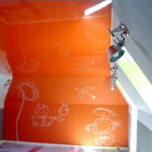 plafond-tendu-laque-orange-et-mur-imprime-toile-tendue-mur-plafond-ar-men-decoration.jpg