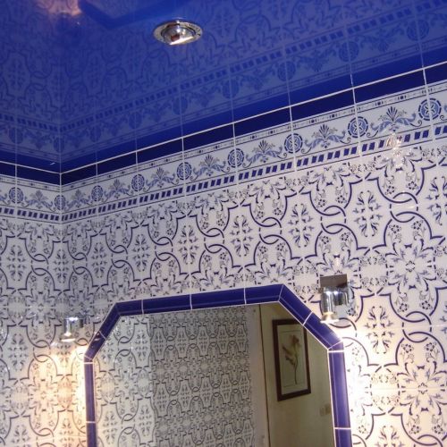 salle-eau-toile-bleue-mauresque-plafond-mur-tendu-toile-tendue-mur-plafond-tendu-ar-men-decoration.jpg