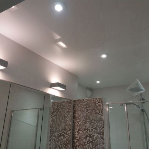 salle de bains - plafond tendu laqué blanc avec spots led