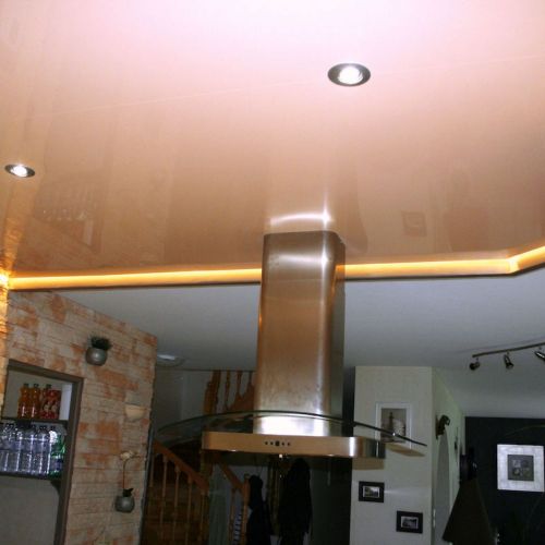 bandeau-led-en-separation-deux-plafond-tendu-st-brevin-toile-tendue-mur-plafond-tendu-ar-men-decoration.jpg