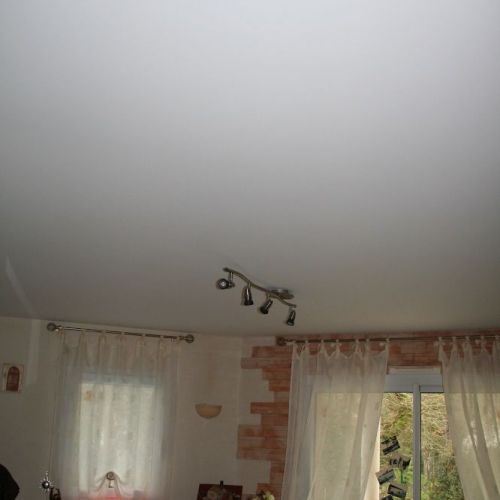 lustre-sur-plafond-tendu-satine-blanc-chemere-toile-tendue-mur-plafond-tendu-ar-men-decoration.jpg