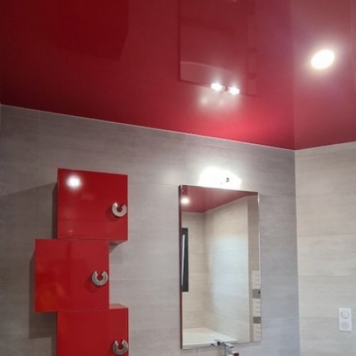 salle de bains - plafond tendu laqué rouge avec spots led