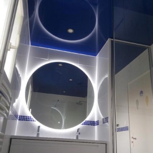 salle de bains - plafond tendu laqué brillant bleu