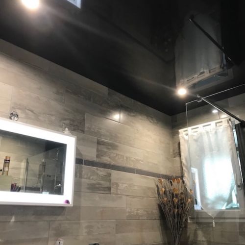 salle de bains - plafond tendu laqué noir effet miroir