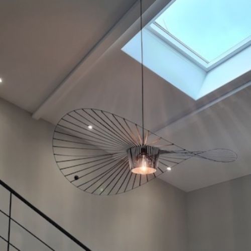 plafond tendu blanc mat et habillage de puits de lumière avec adaptation de suspension