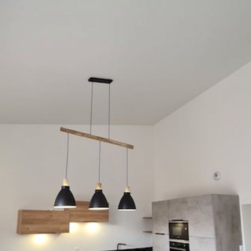 cuisine - plafond tendu Blanc Mat avec adaptation d'une suspension d'inspiration industrielle