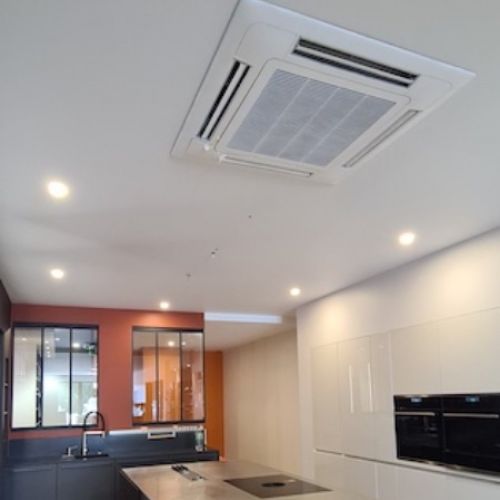 cuisine - plafond tendu avec intégration d'une climatisation