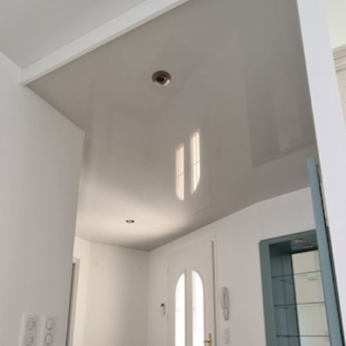 entrée - plafond tendu gris perle avec adaptation de spots led