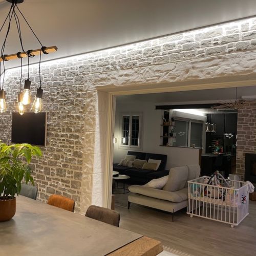 extension - plafond tendu avec ajout d'une bande led pour la mise en valeur du mur en pierre