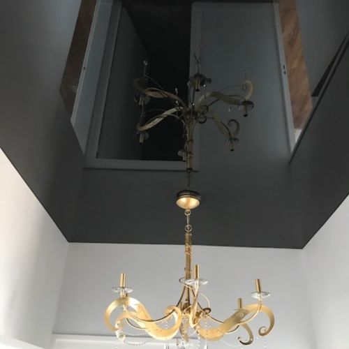 hall d'entrée - plafond tendu laqué noir brillant et adaptation lustre