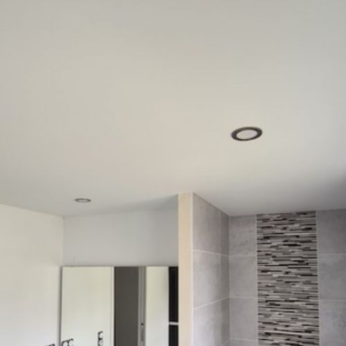 salle de bains - plafond tendu blanc mat et ajout de spots led à faible consommation d'énergie