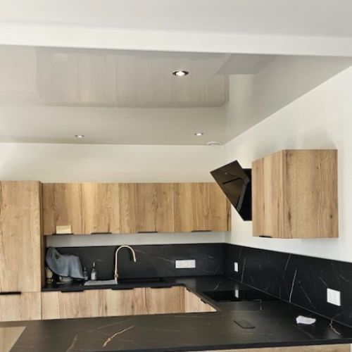 Toiles unies - cuisine avec création d'un bandeau pour séparation visuelle des espaces