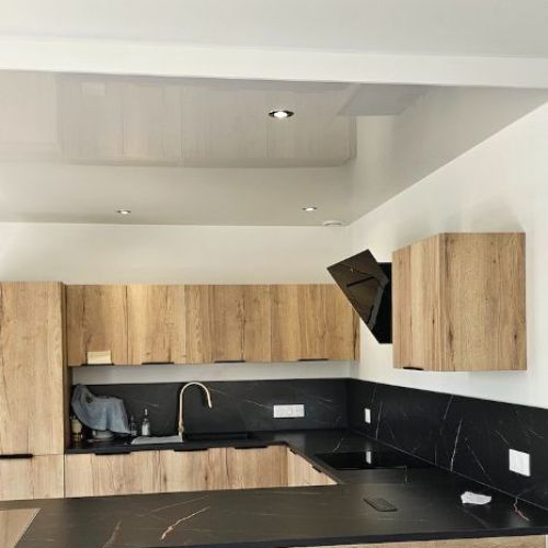 toiles unies - cuisine - plafond laqué