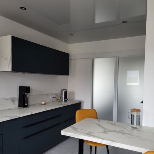 toiles unies - cuisine - plafond laqué gris perle