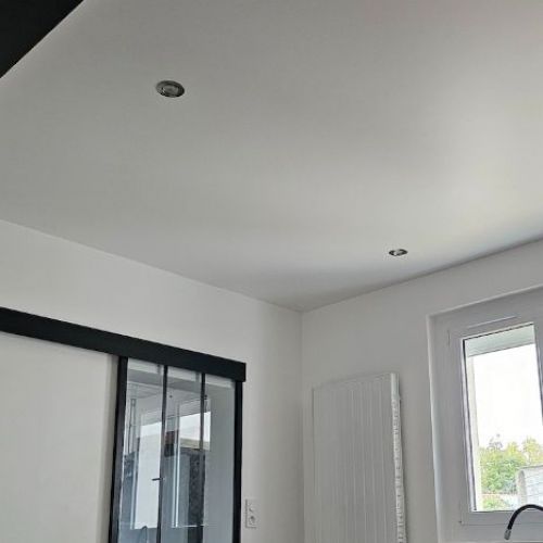 toiles unies - cuisine - plafond blanc mat