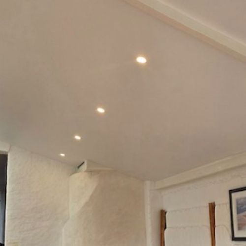 Plafond tendu blanc mat entre poutres - pièce de vie - clisson