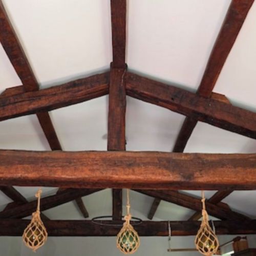 Plafond tendu blanc mat entre poutres - la chapelle basse mer