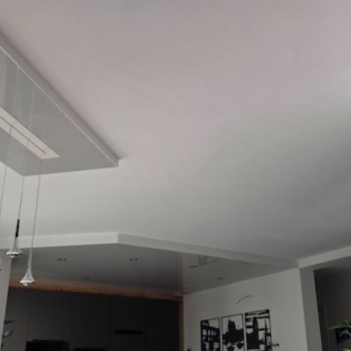 Plafond tendu gris perle laqué et caisson - cuisine - vertou